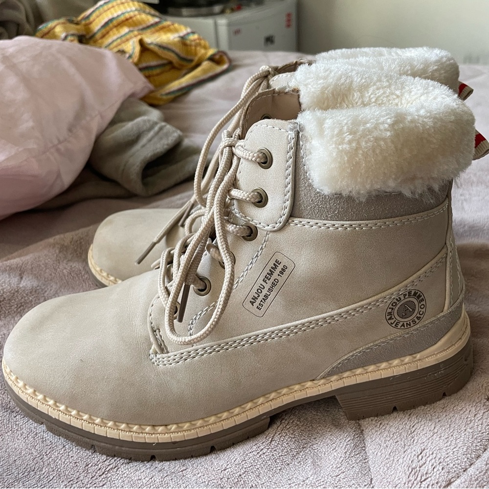 stylish, durable mini snow boots